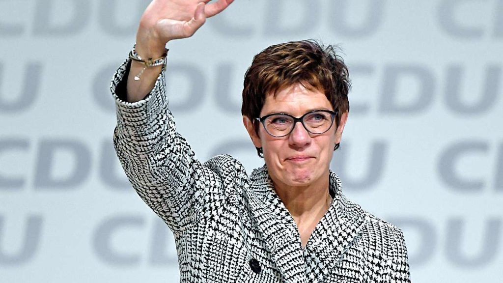 默克尔继任人还是女性，56岁的克兰普今天在汉堡举行的德国基督教联盟党代表大会上击败另外两名男性竞选者，获任党主席。